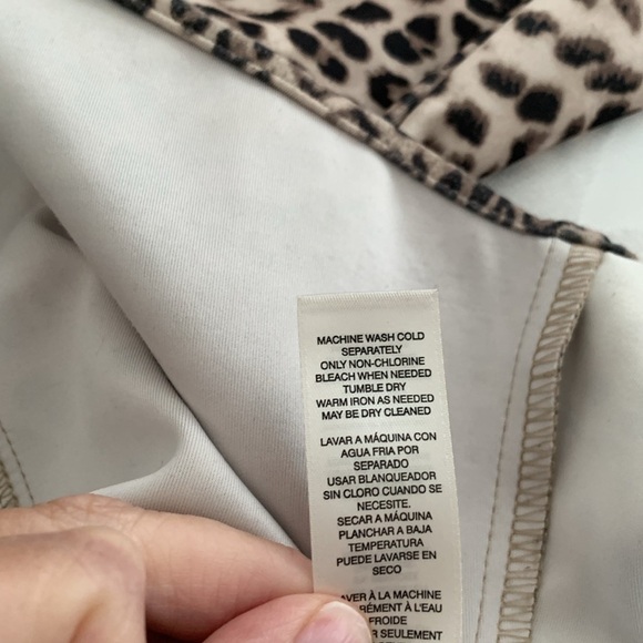 Chicos Animal Print Bomber Jacket w/Zipper and Cuffed Sleeves. Size 0 = XS - Picture 11 of 14